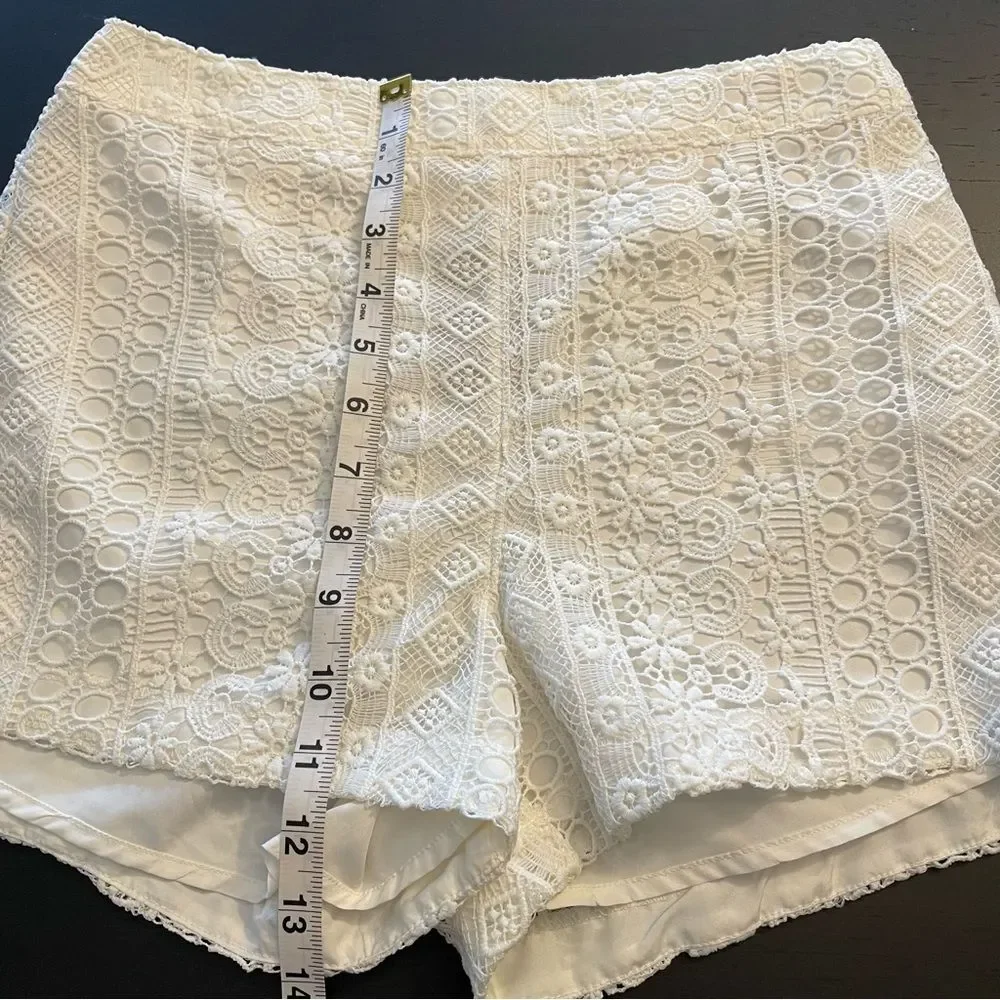 Hollister White Crochet 3 Inch Shorts Fully Lined Women’s Junior’s Size 3